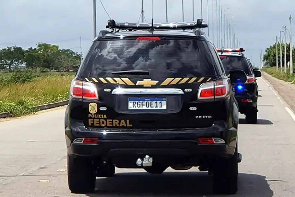 <div style="
                font-size: 18px;
                font-weight: bold;
                color: #0073aa;
                margin-bottom: 5px;
                text-transform: uppercase;
            ">CRIME ORGANIZADO</div>Operação da PF prende sete policiais militares suspeitos de ligação com facções e milícias no Rio