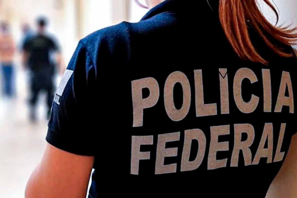 <div style="
                font-size: 18px;
                font-weight: bold;
                color: #0073aa;
                margin-bottom: 5px;
                text-transform: uppercase;
            ">INVESTIGAÇÃO FEDERAL</div>PF prende dono do Banco Master na terceira fase da Operação Compliance Zero
