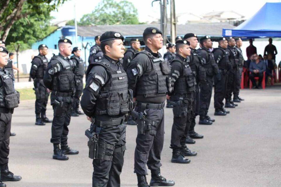 <div style="
                font-size: 18px;
                font-weight: bold;
                color: #0073aa;
                margin-bottom: 5px;
                text-transform: uppercase;
            ">APREENSÃO DE DROGAS</div>Polícia Militar prende suspeitos e apreende arma, droga e munição após abordagem no distrito de Bom Futuro em Ariquemes