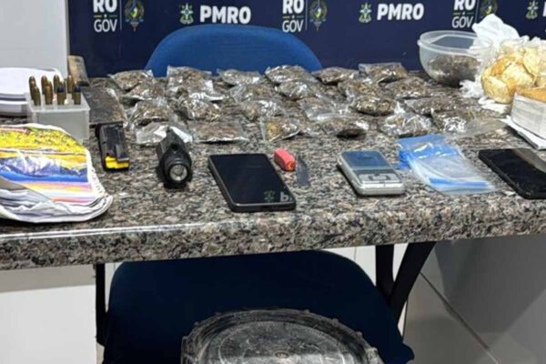Polícia Militar apreende drogas, munições e materiais do tráfico em residência no bairro Alfa Park, em Cacoal