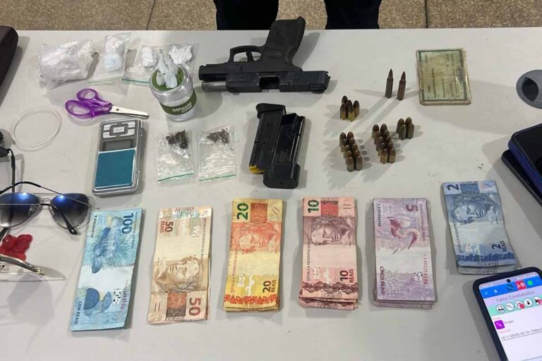 PM apreende arma com numeração raspada, drogas e munições de fuzil durante ação policial em Vilhena