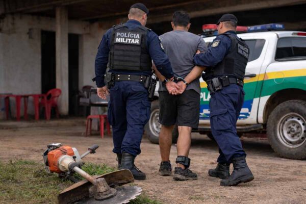 Homem é preso pela PM após ferir cachorro com roçadeira em Colorado do Oeste
