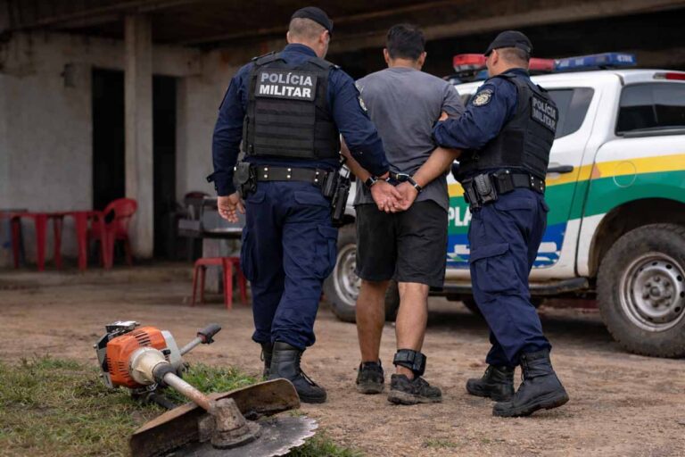 Homem é preso pela PM após ferir cachorro com roçadeira em Colorado do Oeste