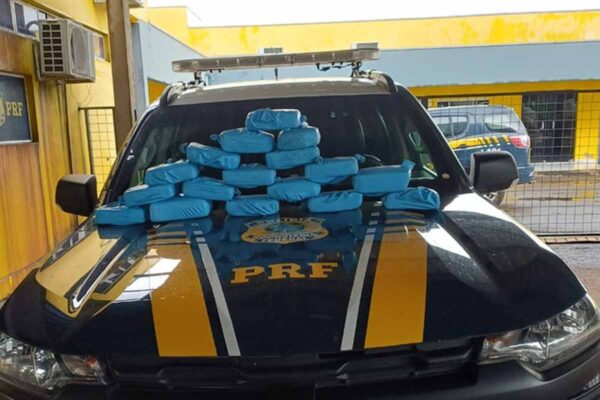 PRF apreende 20,5 kg de cocaína em ônibus na BR-364 e prende passageiro em Ji-Paraná