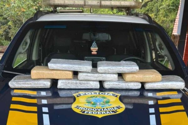 PRF apreende 9,5 kg de maconha em táxi na BR-364 durante fiscalização em Porto Velho