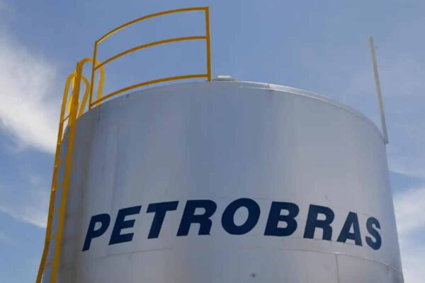 Governo anuncia medidas para reduzir preço do diesel e distribuidoras defendem aumento da importação pela Petrobras