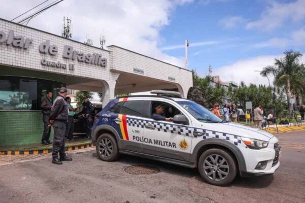 Moraes mantém restrições e nega livre acesso de filhos de Bolsonaro à prisão domiciliar