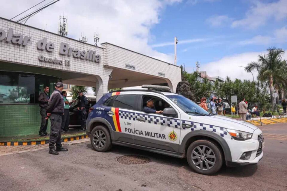 <div style="
                font-size: 18px;
                font-weight: bold;
                color: #0073aa;
                margin-bottom: 5px;
                text-transform: uppercase;
            ">PRISÃO DOMICILIAR</div>Moraes mantém restrições e nega livre acesso de filhos de Bolsonaro à prisão domiciliar