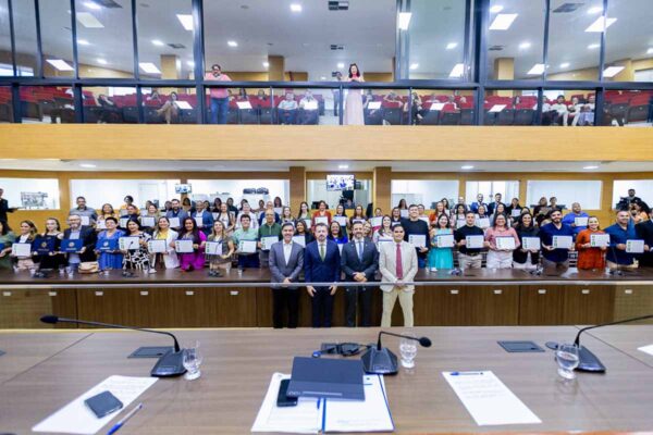 Assembleia Legislativa de Rondônia realiza sessão solene com homenagens póstumas e reconhecimento a profissionais da saúde e fotografia