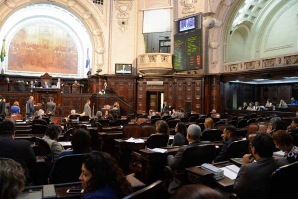 TRE-RJ agenda recontagem de votos após cassação de Bacellar e pode alterar composição da Alerj