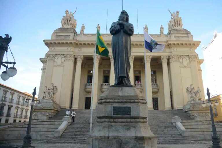 TSE determina eleição indireta para governador do Rio após vacância no Executivo