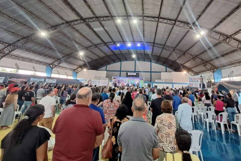 <div style="
                font-size: 18px;
                font-weight: bold;
                color: #0073aa;
                margin-bottom: 5px;
                text-transform: uppercase;
            ">REGULARIZAÇÃO FUNDIÁRIA</div>Governo de Rondônia entrega títulos de domínio a produtores da Gleba Aeroporto em Ji-Paraná