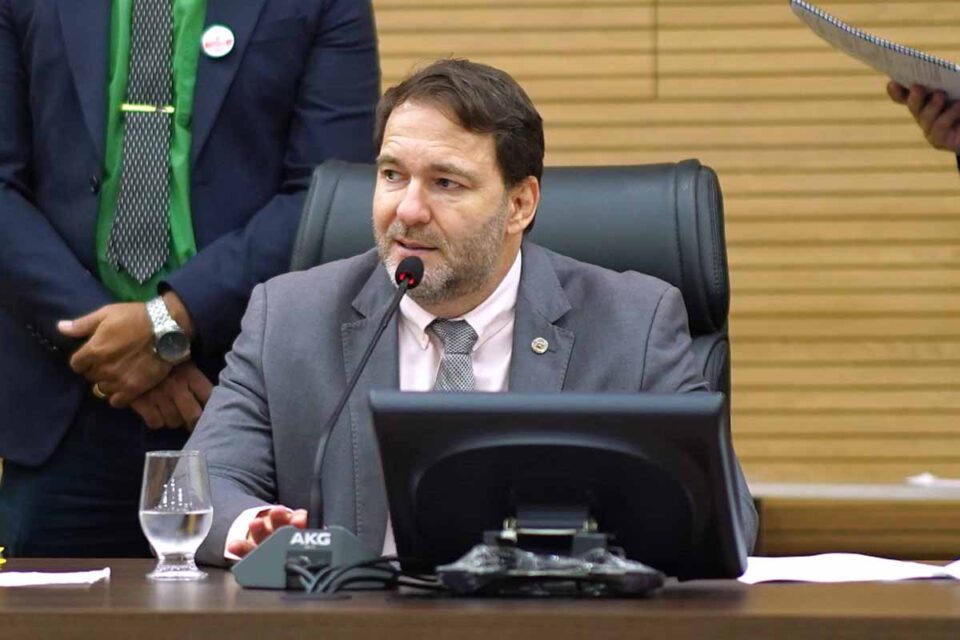 <div style="
                font-size: 18px;
                font-weight: bold;
                color: #0073aa;
                margin-bottom: 5px;
                text-transform: uppercase;
            ">INFRAESTRUTURA VIÁRIA</div>DER executa 60 km de melhorias em rodovias de Alto Paraíso após indicações de Alex Redano