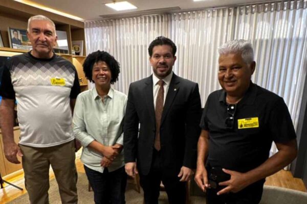 Sílvia Cristina articula avanço da PEC 47 da transposição em reunião com relator na Câmara