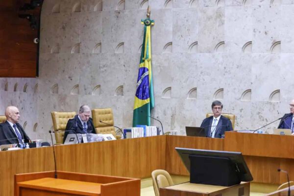 STF retoma julgamento sobre penduricalhos e pode manter suspensão de benefícios acima do teto