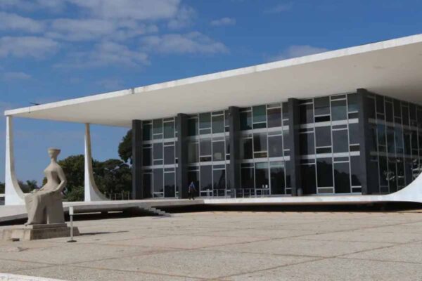 Julgamento no STF soma dois votos para manter Bolsonaro preso e rejeitar prisão domiciliar