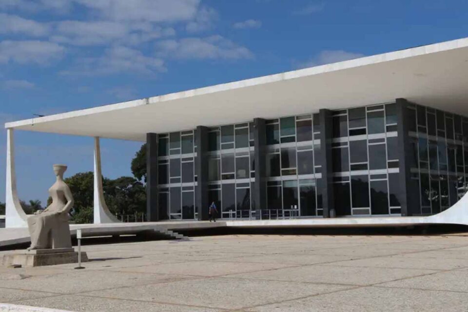 <div style="
                font-size: 18px;
                font-weight: bold;
                color: #0073aa;
                margin-bottom: 5px;
                text-transform: uppercase;
            ">PRISÃO DE BOLSONARO</div>Julgamento no STF soma dois votos para manter Bolsonaro preso e rejeitar prisão domiciliar