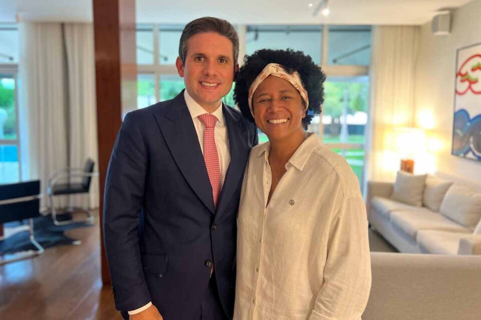 <div style="
                font-size: 18px;
                font-weight: bold;
                color: #0073aa;
                margin-bottom: 5px;
                text-transform: uppercase;
            ">TRANSPOSIÇÃO FEDERAL</div>Reunião entre Sílvia Cristina e Hugo Motta pode definir avanço da PEC 47 da transposição