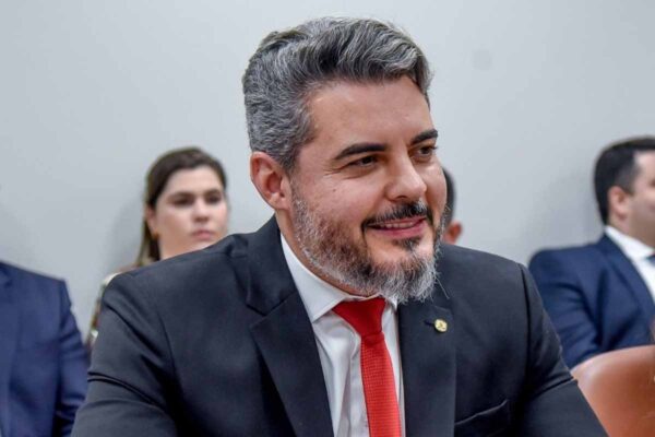 Thiago Flores é coautor de urgência aprovada na Câmara para ampliar limite do MEI