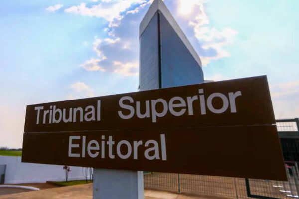 TSE aprova regras sobre uso de IA e proíbe montagens com nudez contra candidatas