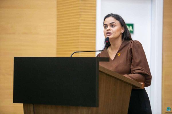 Deputada Dra. Taíssa solicita cuidador escolar para aluno com TEA em escola de Guajará-Mirim