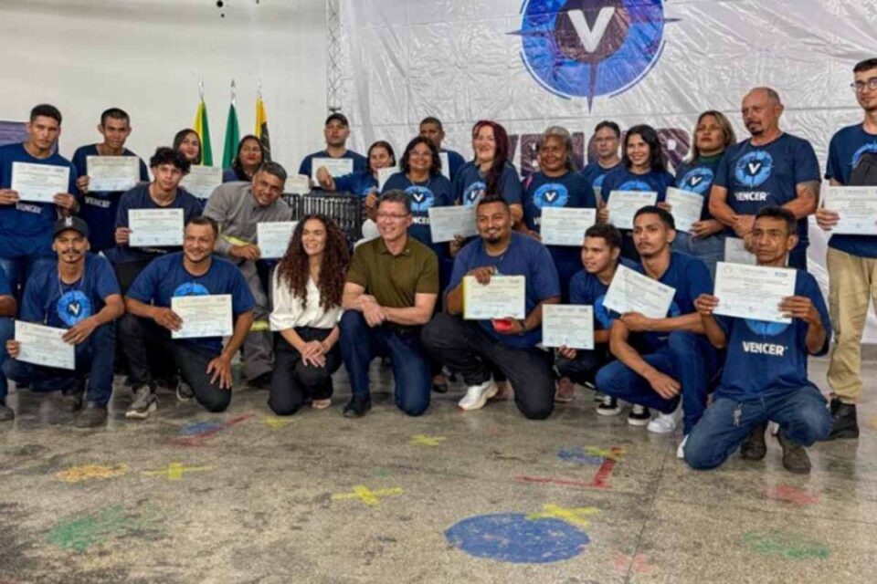 <div style="
                font-size: 18px;
                font-weight: bold;
                color: #0073aa;
                margin-bottom: 5px;
                text-transform: uppercase;
            ">CAPACITAÇÃO</div>Programa Vencer entrega certificados e kits a 94 formandos e amplia inserção no mercado de trabalho em Rondônia