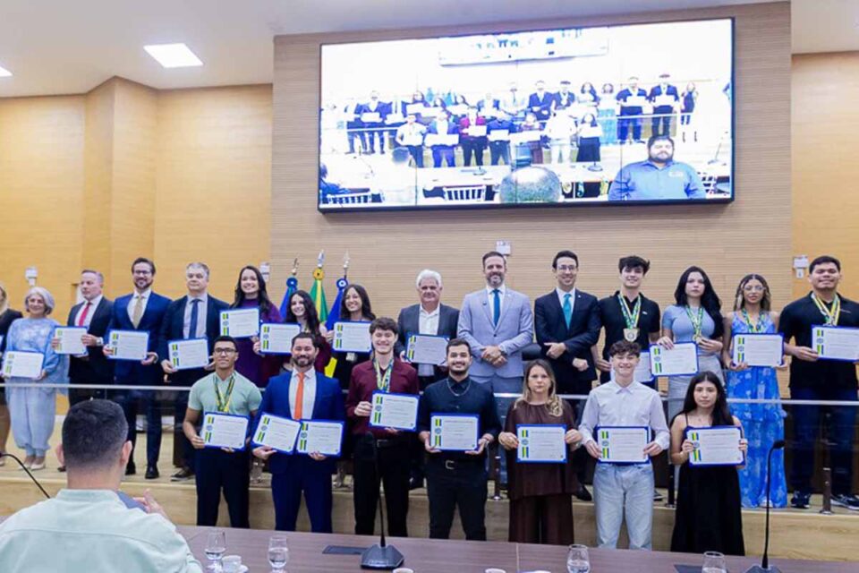 <div style="
                font-size: 18px;
                font-weight: bold;
                color: #0073aa;
                margin-bottom: 5px;
                text-transform: uppercase;
            ">TÍTULO HONORÍFICO</div>Assembleia Legislativa de Rondônia concede homenagens a profissionais do setor de seguros e à Academia Mestre Streit