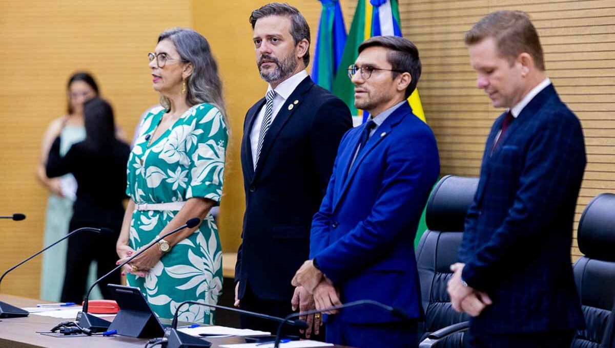 Assembleia Legislativa de Rondônia entrega medalhas a policiais militares e concede título honorífico a pastor em sessão solene