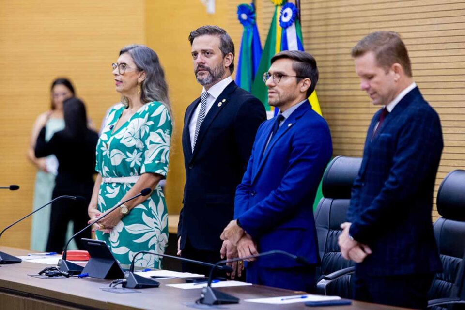 <div style="
                font-size: 18px;
                font-weight: bold;
                color: #0073aa;
                margin-bottom: 5px;
                text-transform: uppercase;
            ">SESSãO SOLENE</div>Assembleia Legislativa de Rondônia entrega medalhas a policiais militares e concede título honorífico a pastor em sessão solene