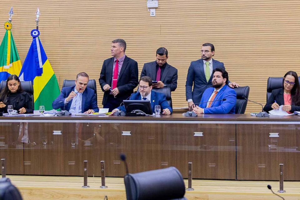 <div style="
                font-size: 18px;
                font-weight: bold;
                color: #0073aa;
                margin-bottom: 5px;
                text-transform: uppercase;
            ">GESTÃO PÚBLICA</div>Assembleia de Rondônia aprova reestruturação do Fitha com repasse direto a municípios e gestão pelo DER