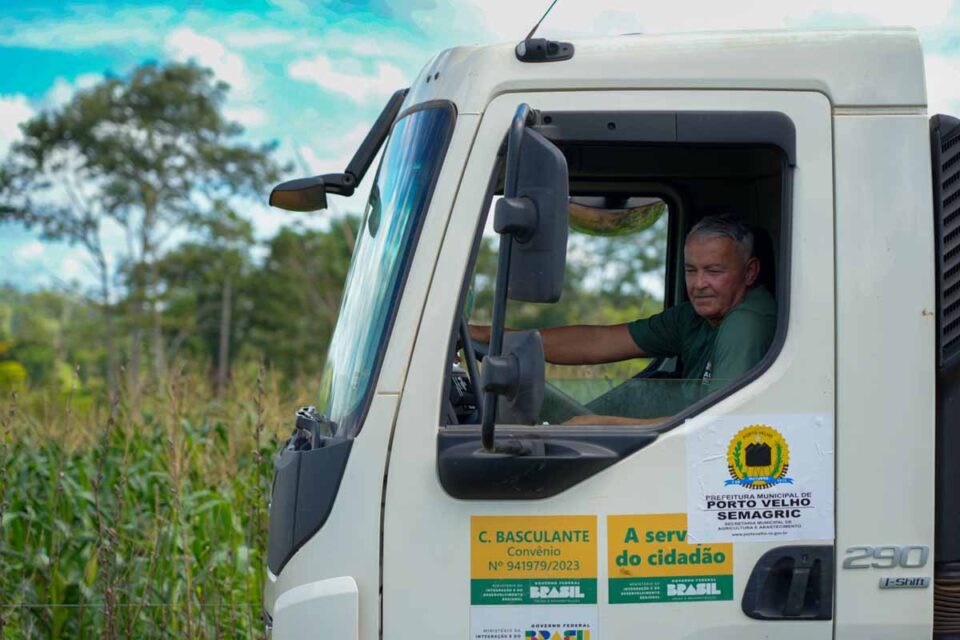 <div style="
                font-size: 18px;
                font-weight: bold;
                color: #0073aa;
                margin-bottom: 5px;
                text-transform: uppercase;
            ">PRODUÇÃO</div>Programa de transporte da produção rural garante escoamento agrícola em Porto Velho