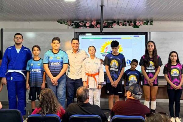 Deputado Cássio Góis destina quase R$ 1 milhão ao esporte e entrega 1.500 kits para projeto social em Cacoal