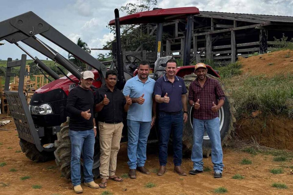 <div style="
                font-size: 18px;
                font-weight: bold;
                color: #0073aa;
                margin-bottom: 5px;
                text-transform: uppercase;
            ">TRATOR AGRÍCOLA</div>Trator adquirido por emenda de Dr. Luís do Hospital é entregue a produtores rurais de Vale do Anari