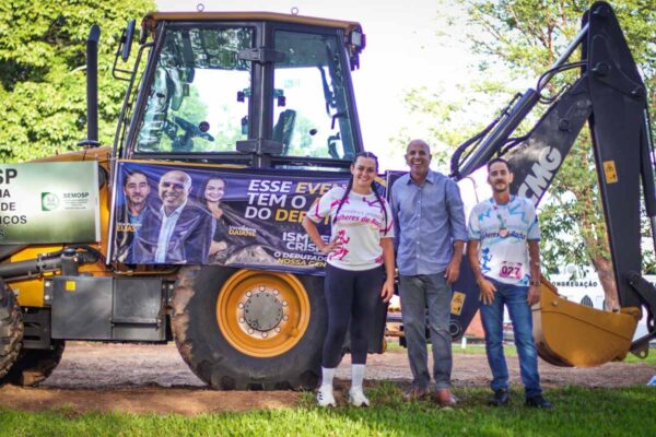 Ismael Crispin entrega retroescavadeira em Querência do Norte e reforça infraestrutura rural de Primavera de Rondônia