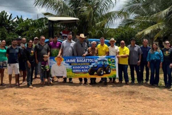 Luizinho Goebel participa de entrega de trator e implementos agrícolas em Nova Brasilândia D’Oeste