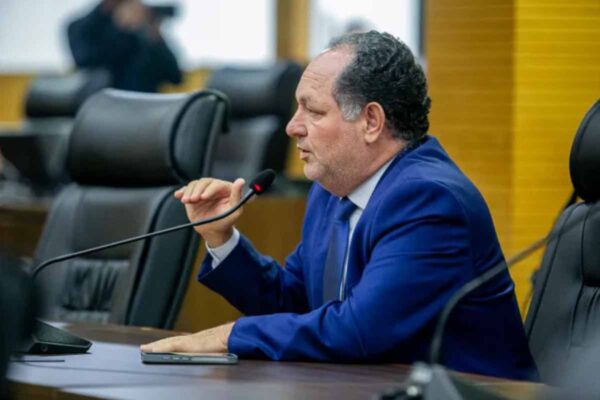 Abastecimento de água tratada segue parado em União Bandeirantes após danos na rede de distribuição