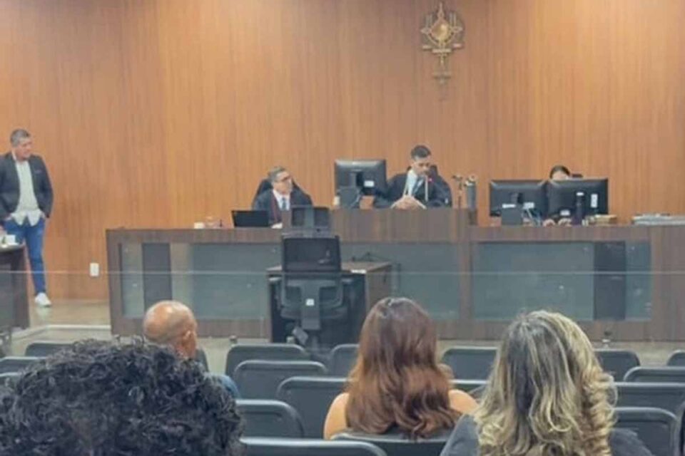 <div style="
                font-size: 18px;
                font-weight: bold;
                color: #0073aa;
                margin-bottom: 5px;
                text-transform: uppercase;
            ">TRIBUNAL DO JÚRI</div>TJRO registra menor tempo médio do país para julgamento de feminicídios, aponta CNJ