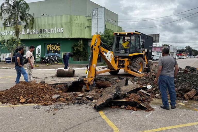 Prefeitura executa obra de drenagem na avenida Carlos Gomes para reduzir alagamentos e melhorar segurança