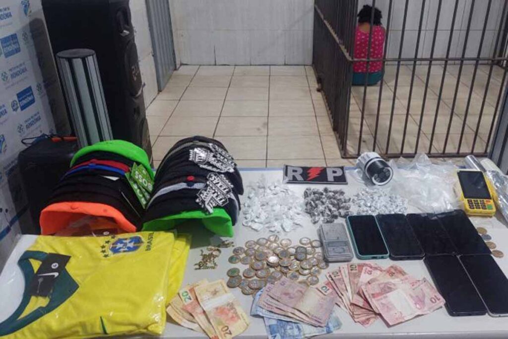 Mulher é presa por tráfico de drogas após operação da PM na Vila Samuel