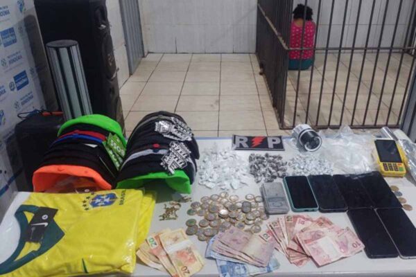 Mulher é presa por tráfico de drogas após operação da PM na Vila Samuel