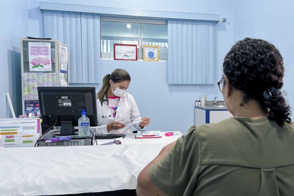 <div style="
                font-size: 18px;
                font-weight: bold;
                color: #0073aa;
                margin-bottom: 5px;
                text-transform: uppercase;
            ">SAÚDE</div>Porto Velho amplia vacinação contra HPV até 19 anos e adota exame DNA-HPV na campanha Março Lilás