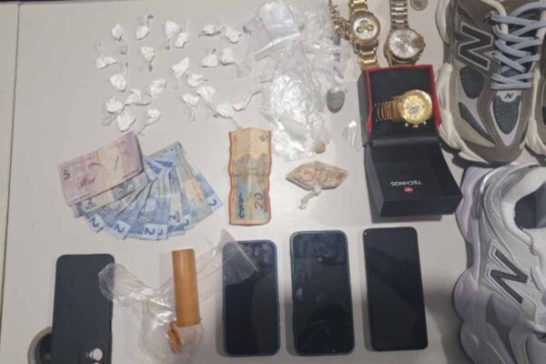 Polícia Militar prende três suspeitos por tráfico de drogas após apreensão de entorpecentes em Candeias do Jamari