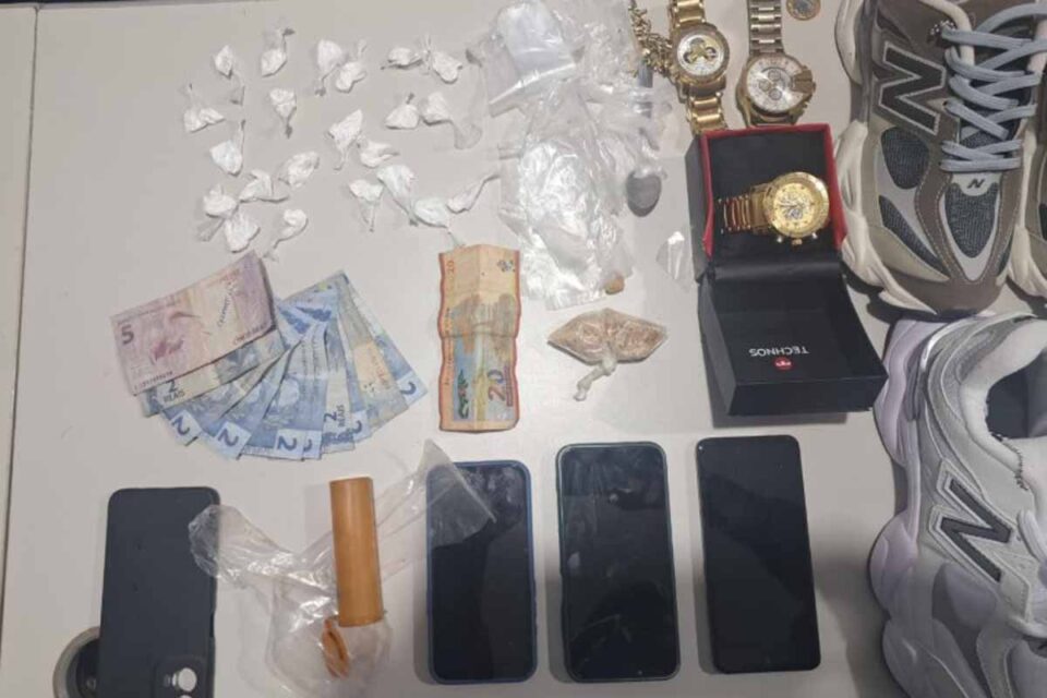 <div style="
                font-size: 18px;
                font-weight: bold;
                color: #0073aa;
                margin-bottom: 5px;
                text-transform: uppercase;
            ">PRISÃO EM FLAGRANTE</div>Polícia Militar prende três suspeitos por tráfico de drogas após apreensão de entorpecentes em Candeias do Jamari