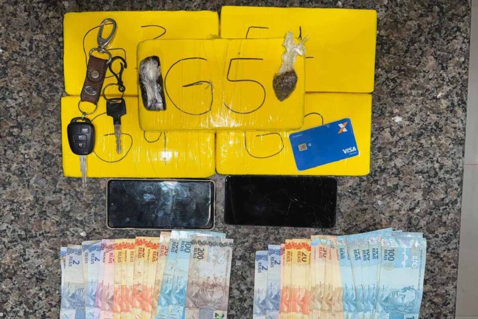 <div style="
                font-size: 18px;
                font-weight: bold;
                color: #0073aa;
                margin-bottom: 5px;
                text-transform: uppercase;
            ">OPERAÇÃO POLICIAL</div>Cerca de 5 kg de drogas são apreendidos em operação integrada das forças de segurança em Cacoal