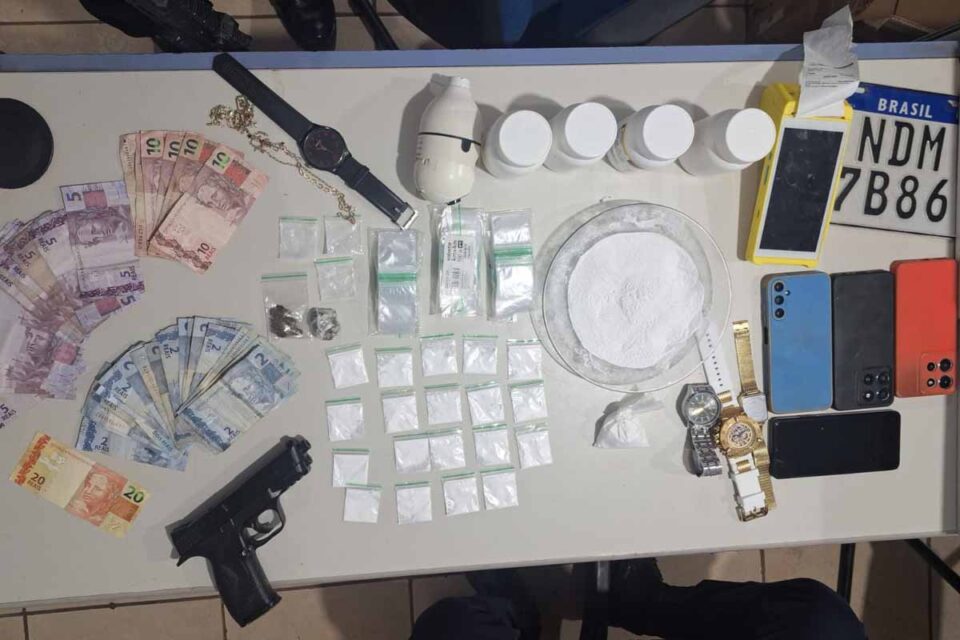 <div style="
                font-size: 18px;
                font-weight: bold;
                color: #0073aa;
                margin-bottom: 5px;
                text-transform: uppercase;
            ">TRÁFICO DE DROGAS</div>Três suspeitos são presos após Polícia Militar apreender drogas em bar usado como ponto de tráfico em Porto Velho