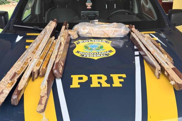 PRF apreende 6,1 kg de cocaína escondidos em cadeiras durante fiscalização na BR-364 em Porto Velho