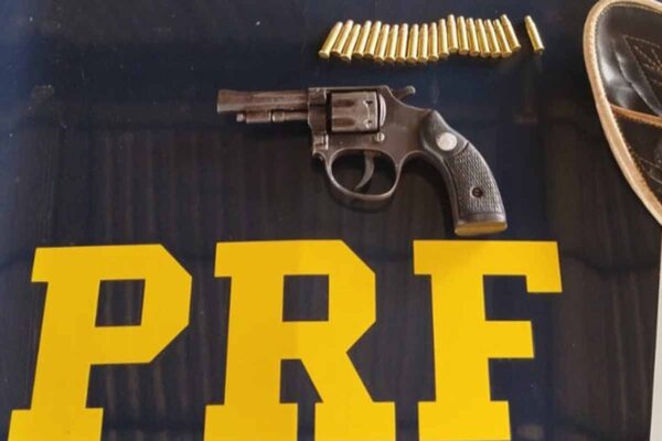 PRF apreende revólver calibre .22 e munições durante fiscalização na BR-364 em Rondônia