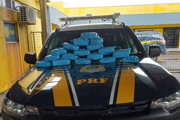PRF apreende 20,5 kg de cocaína em ônibus na BR-364 em Ji-Paraná e prende passageiro
