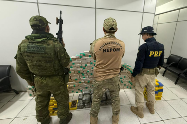 Operação conjunta apreende 391 kg de drogas e arma de fogo em embarcação no Rio Abunã, em Porto Velho