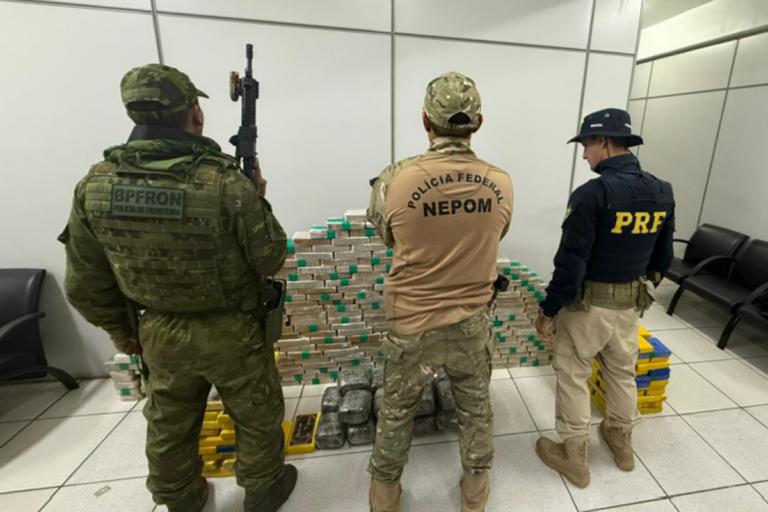 Operação conjunta apreende 391 kg de drogas e arma de fogo em embarcação no Rio Abunã, em Porto Velho